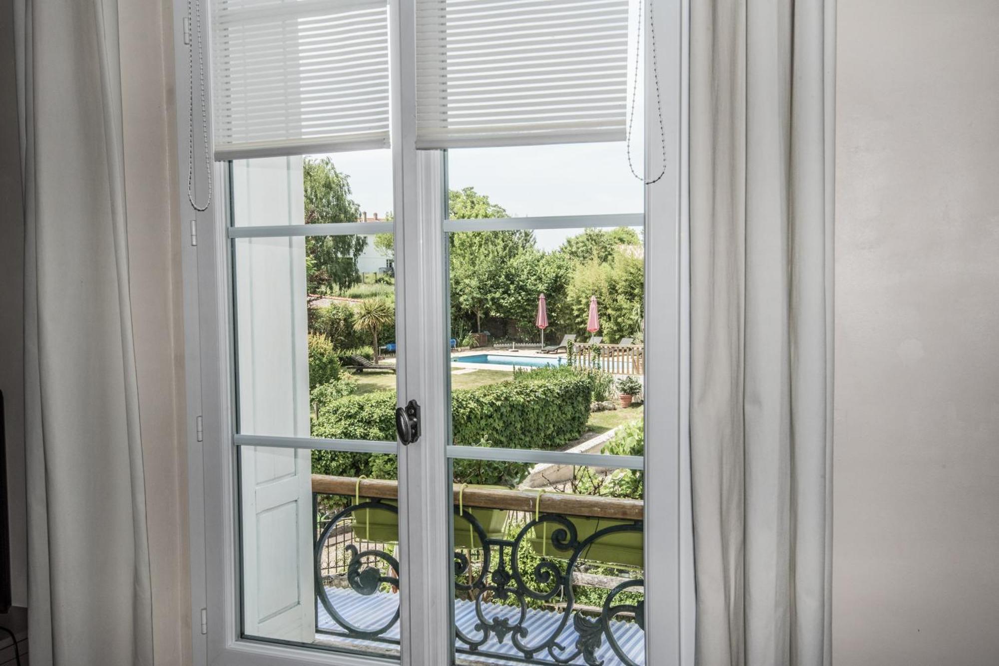 Les Tuileries De Chanteloup La Roche-Chalais Ruang foto